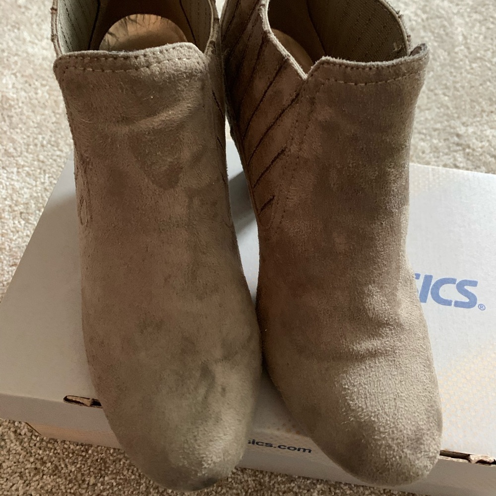Taupe ankle boot, worn twice, suede